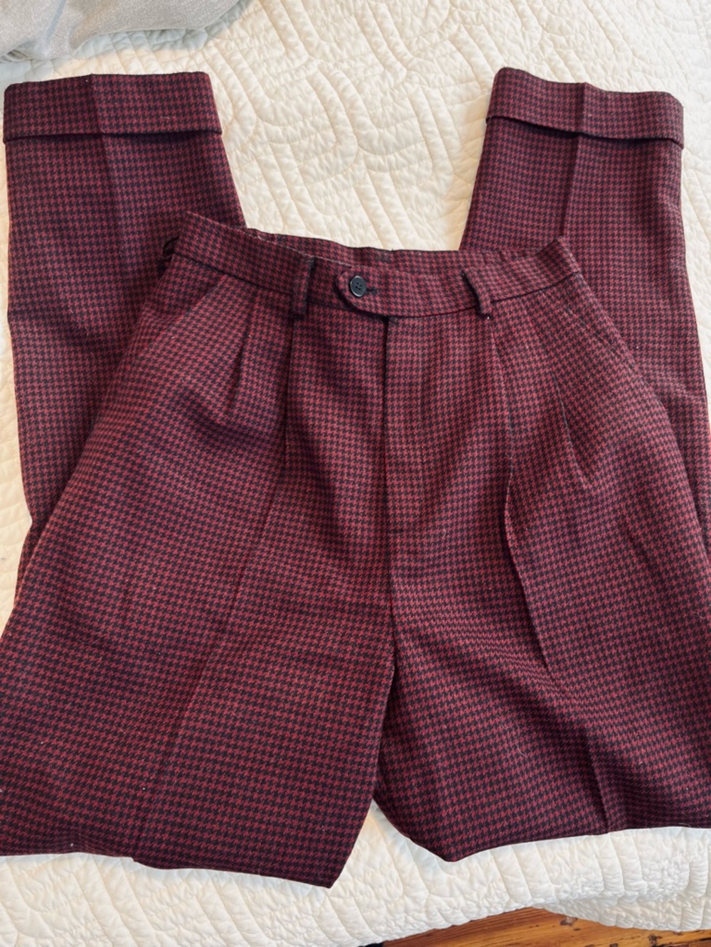 EUC vtg wool-blend Burgundy Houndstooth Trousers, pleated, tapered, high rise